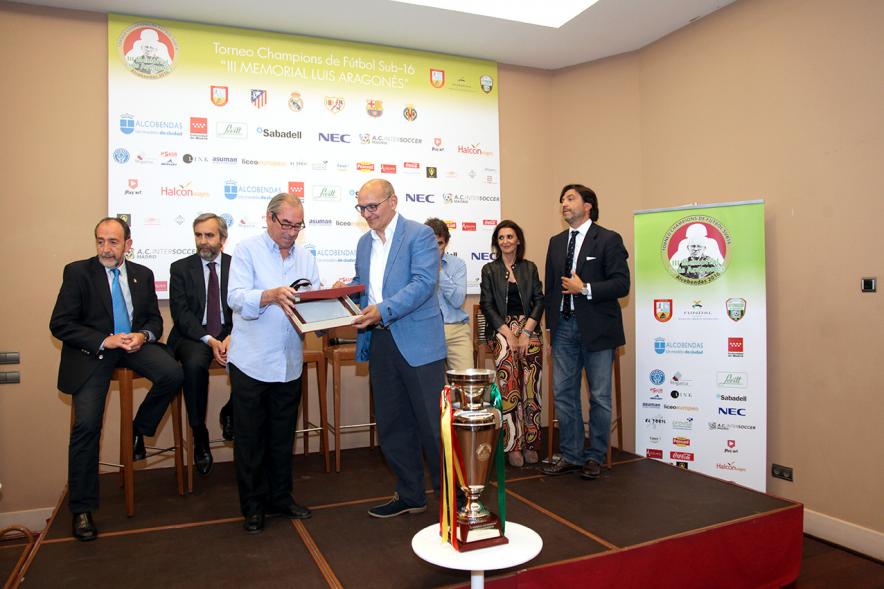 Presentación del IIIer Memorial Luis Aragonés -  Las autoridades entregando un recuerdo.