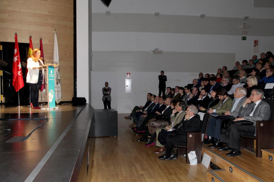 Presentación de las Fiestas de la Virgen de La Paz 2018 - Imagen lejana de una autoridad en un momento de su discurso y del público asistente.