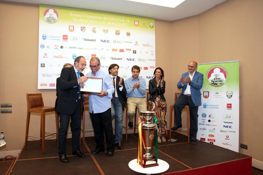 Presentación del IIIer Memorial Luis Aragonés -  Las autoridades entregando un recuerdo.