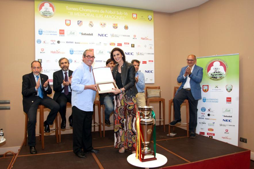 Presentación del IIIer Memorial Luis Aragonés -  Las autoridades entregando un recuerdo.-  