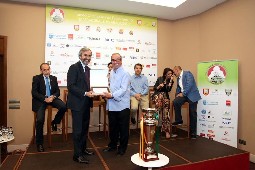 Presentación del IIIer Memorial Luis Aragonés -  Las autoridades entregando un recuerdo.