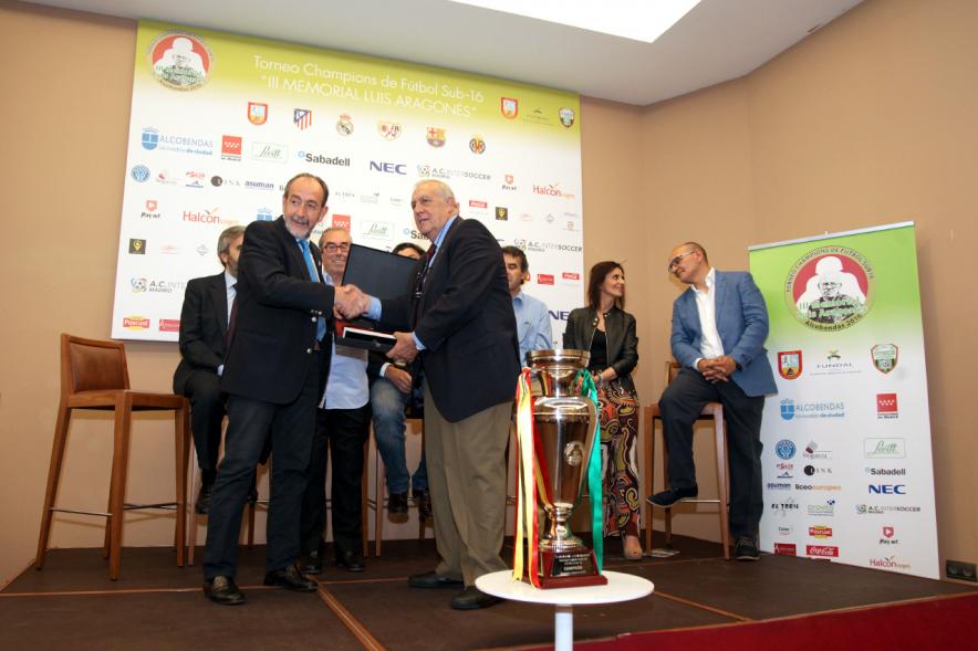 Presentación del IIIer Memorial Luis Aragonés - Las autoridades entregando un recuerdo.