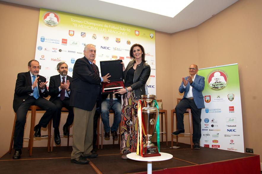 Presentación del IIIer Memorial Luis Aragonés -  Las autoridades entregando un recuerdo.
