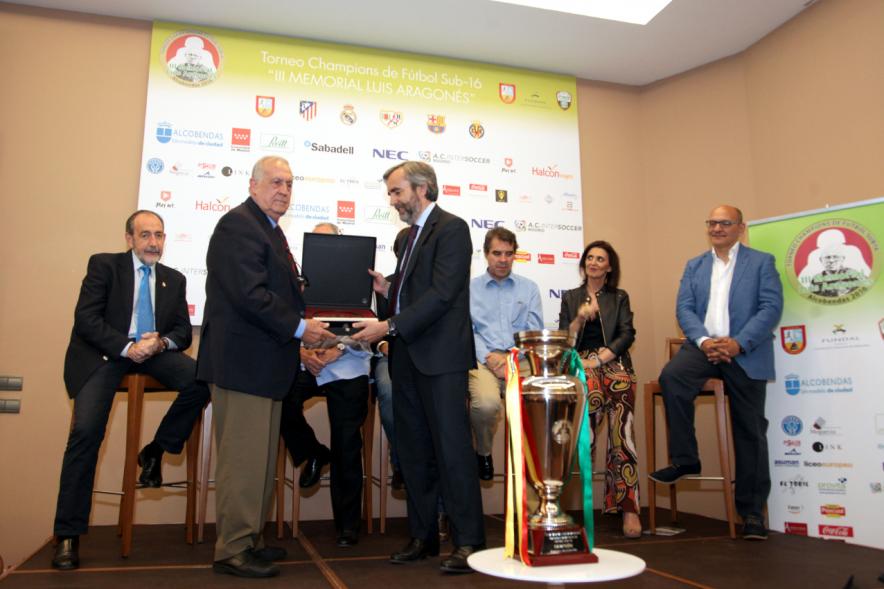 Presentación del IIIer Memorial Luis Aragonés -  Las autoridades entregando un recuerdo.