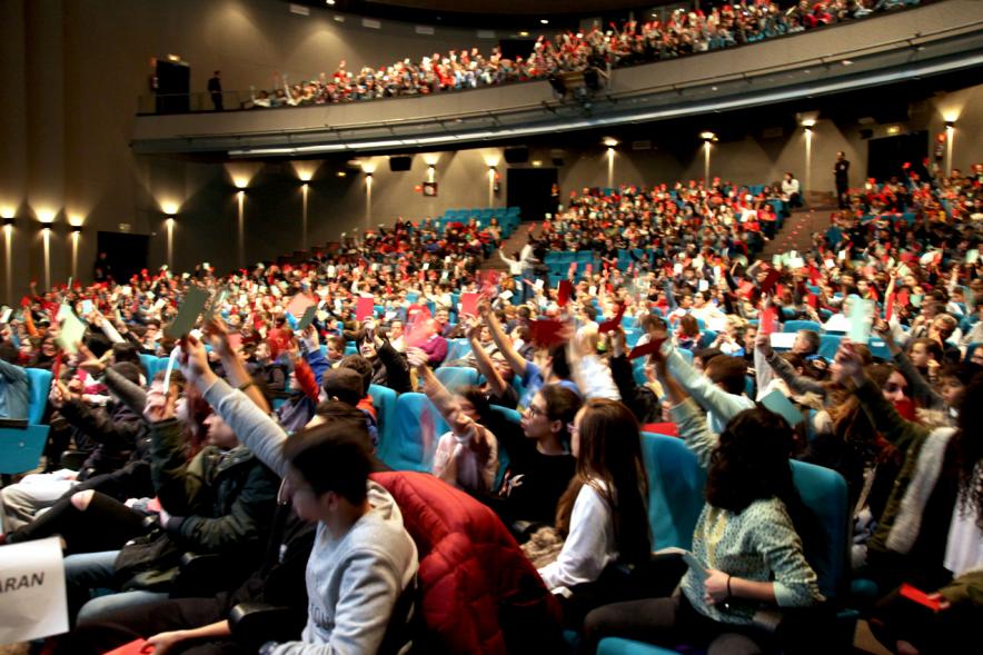 Presentación de la Campaña "Se Buscan Valientes" -El publico asistente.
