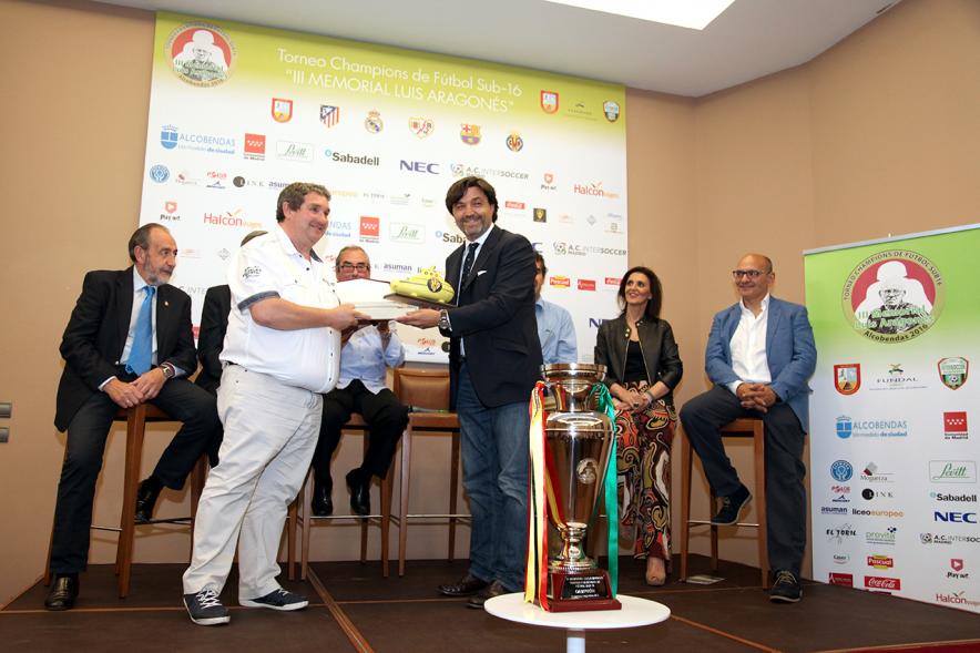 Presentación del IIIer Memorial Luis Aragonés - Las autoridades entregando un recuerdo.