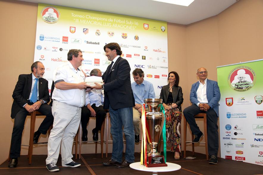 Presentación del IIIer Memorial Luis Aragonés -  Las autoridades entregando un recuerdo.