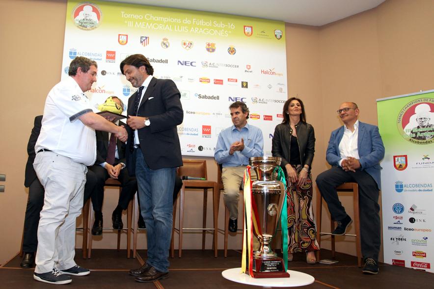 Presentación del IIIer Memorial Luis Aragonés -  Las autoridades entregando un recuerdo.