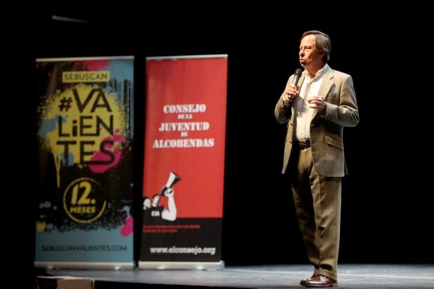 Presentación de la Campaña "Se Buscan Valientes" - El alcalde presentando.