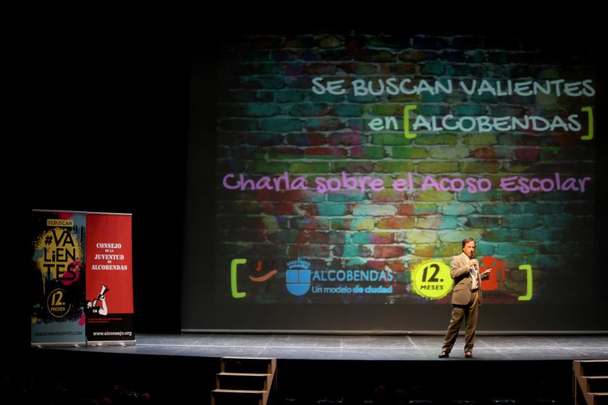 Presentación de la Campaña "Se Buscan Valientes" - El alcalde presentando.