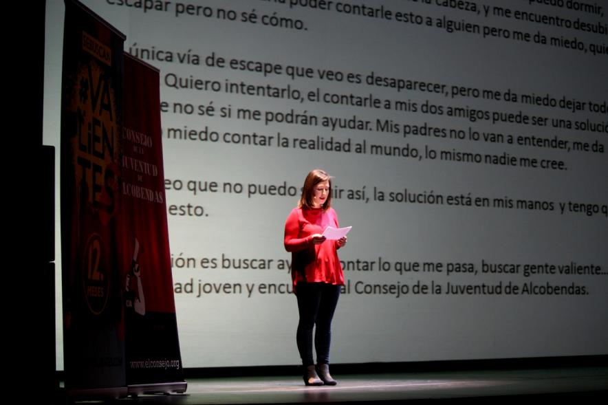 Presentación de la Campaña "Se Buscan Valientes" - Una de las presentadoras.