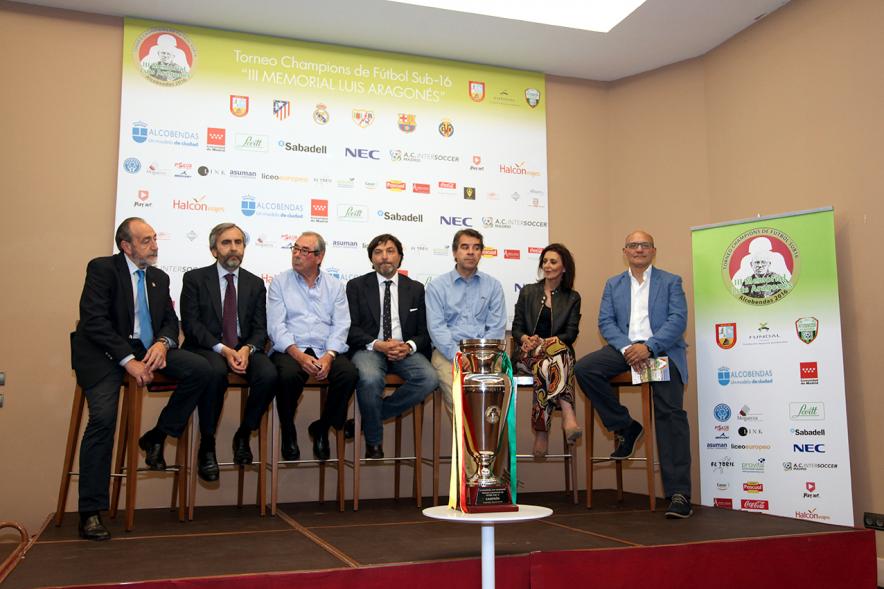 Presentación del IIIer Memorial Luis Aragonés -   Grupo de los asistentes.