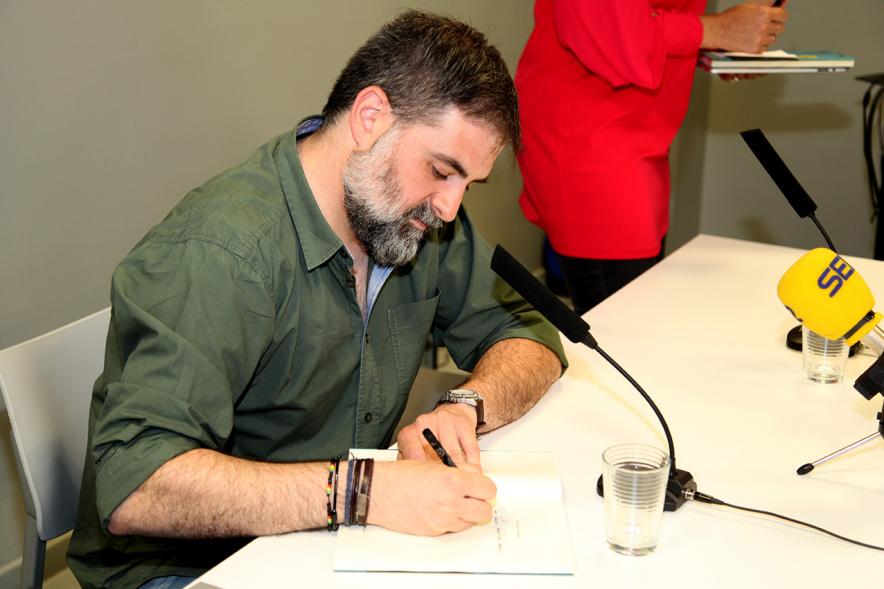  Nacho López Llandres en la presentación de su libro. 