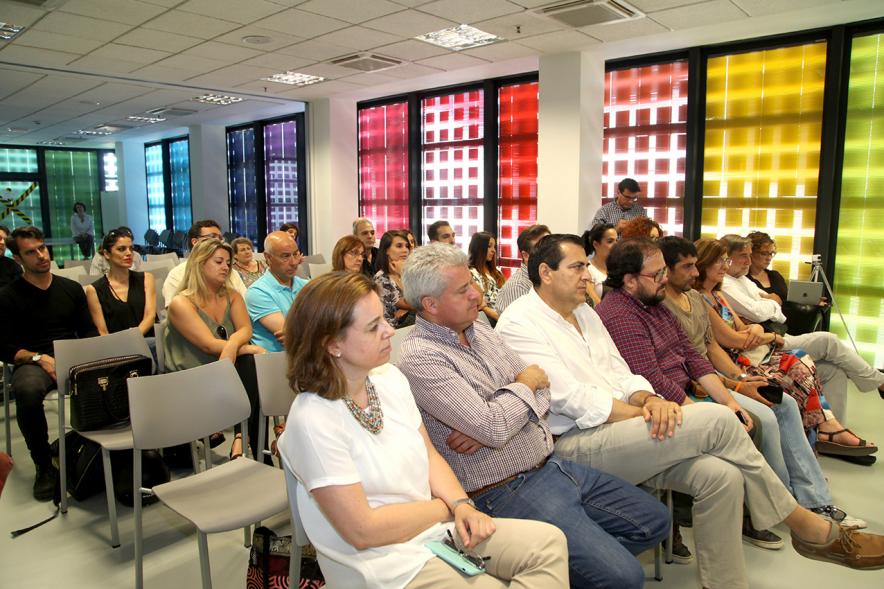 Asistentes y Representación del consistorio en la presentación del libro. 