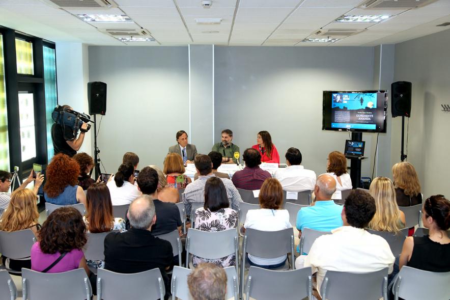 Vista general de los ponentes y asistentes a la presentación. 