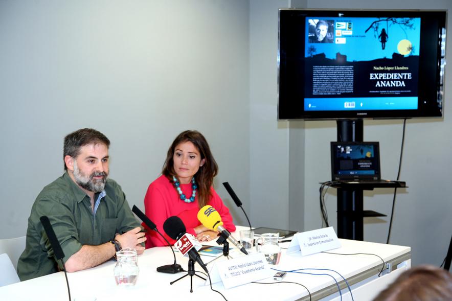 Escritor Nacho López Llandres en la presentación de su libro. 