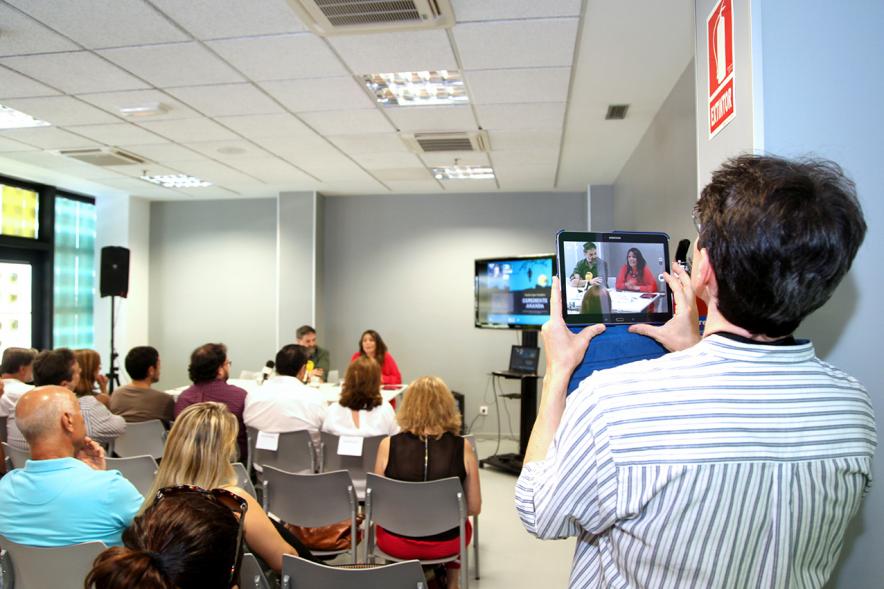 Vista general de los asistentes a la presentación. 