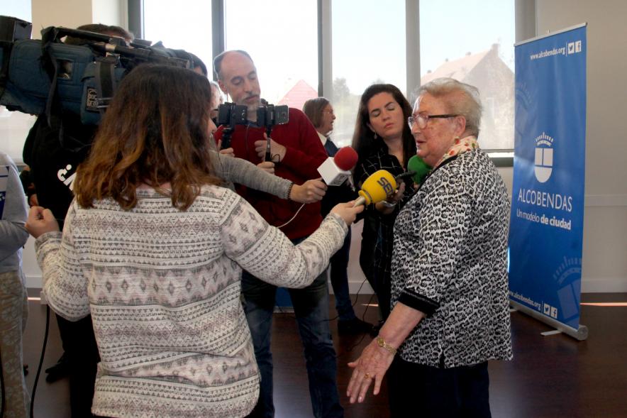 Presentación Proyecto Piloto Familyar Social Service - Imagen de una persona mayor siendo entrevistada por una televisión.