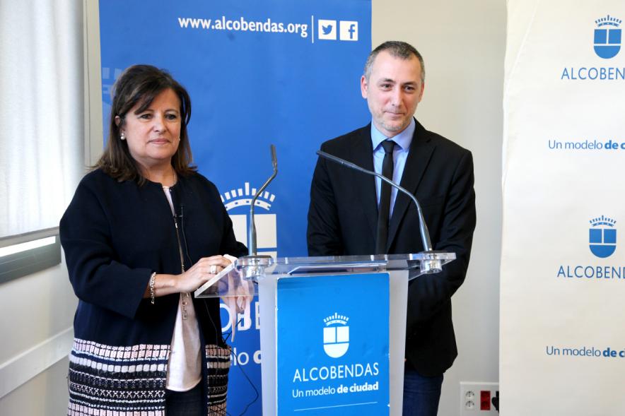 Presentación Proyecto Piloto Familyar Social Service - Imagen de un momento de la presentación de dos personas durante la charla.