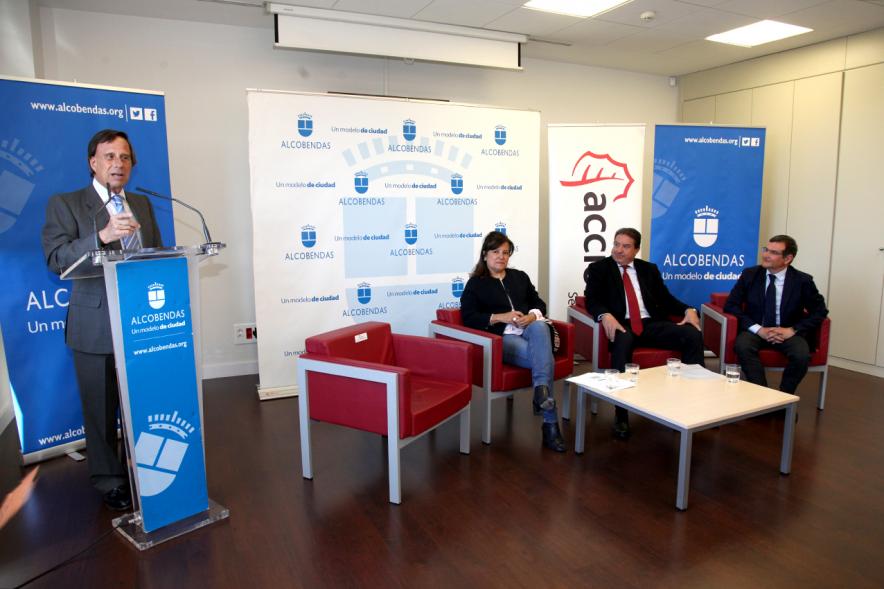 Presentación Proyecto Piloto Familyar Social Service - Imagen del alcalde García de Vinuesa en un momento de la charla que esta dirigiendo a los asistentes al acto.