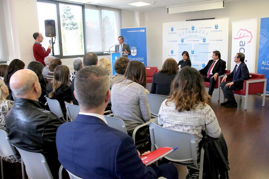 Presentación Proyecto Piloto Familyar Social Service - Imagen vista general de la sala donde se celebra la presentación.