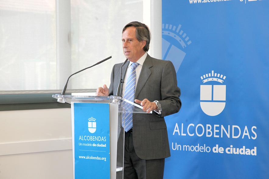 Presentación Proyecto Piloto Familyar Social Service - Imagen del alcalde García de Vinuesa en un momento de la charla que esta dirigiendo a los asistentes al acto.
