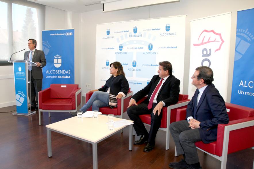 Presentación Proyecto Piloto Familyar Social Service - Imagen del alcalde García de Vinuesa en un momento de la charla que esta dirigiendo a los asistentes al acto.