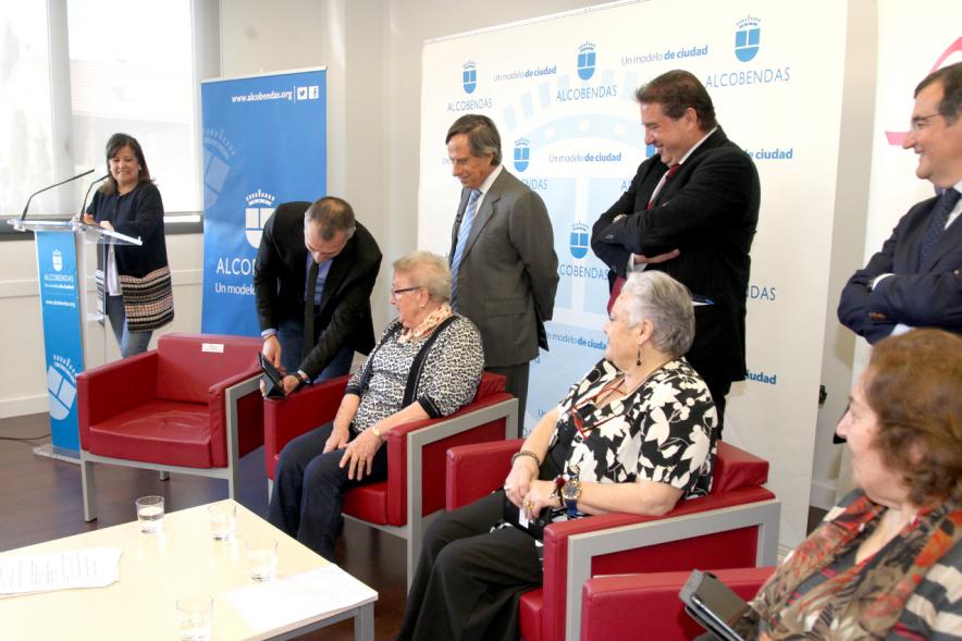 Presentación Proyecto Piloto Familyar Social Service - Imagen de un momento de la presentación donde podemos ver entre otras personas a el alcalde García de Vinuesa.