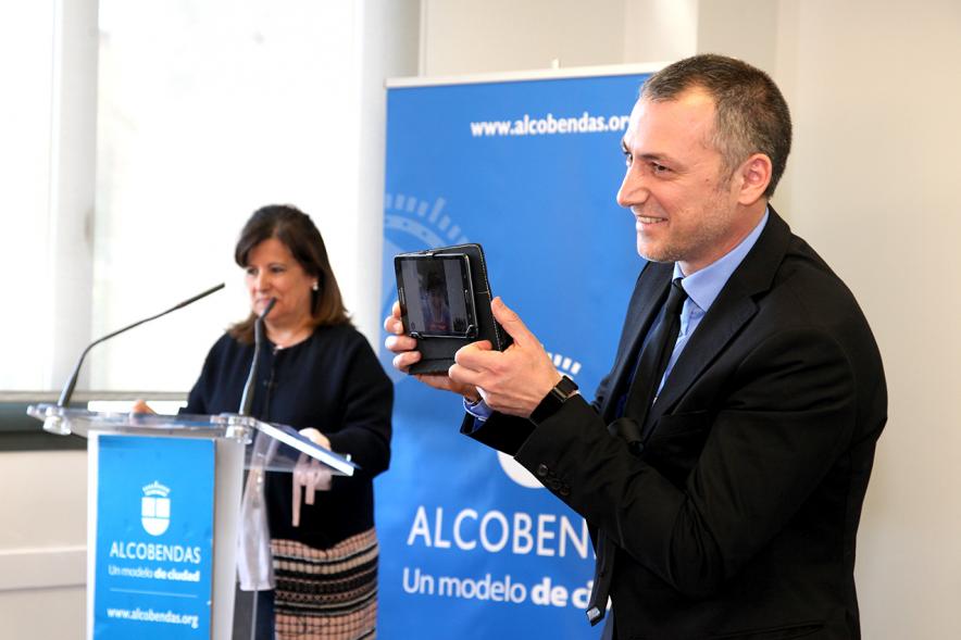 Presentación Proyecto Piloto Familyar Social Service -Imagen de un momento de la presentación de dos personas durante la charla.