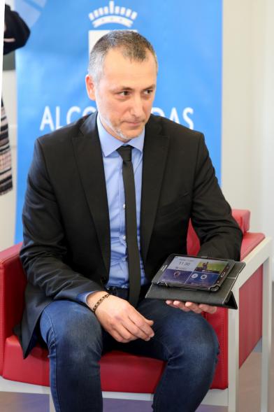 Presentación Proyecto Piloto Familyar Social Service - Imagen de un momento de la presentación de una persona  que presenta el dispositivo.