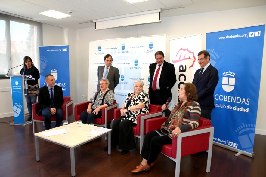 Presentación Proyecto Piloto Familyar Social Service - Imagen de un momento de la presentación donde podemos ver entre otras personas a el alcalde García de Vinuesa.