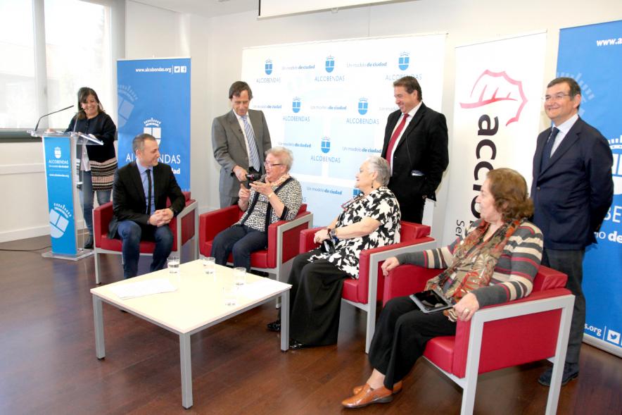 Presentación Proyecto Piloto Familyar Social Service - Imagen de un momento de la presentación donde podemos ver entre otras personas a el alcalde García de Vinuesa.