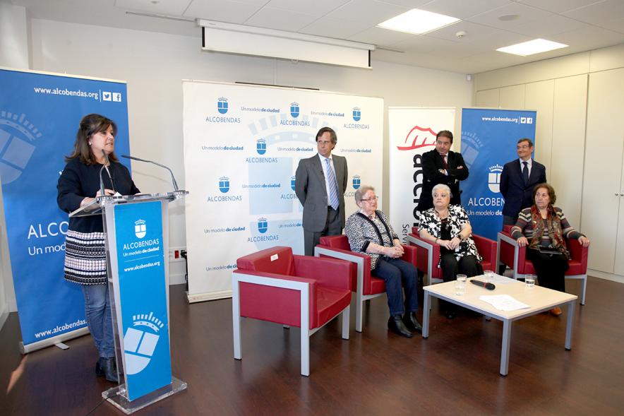 Presentación Proyecto Piloto Familyar Social Service - Imagen de un momento de la presentación de una  persona durante la charla.