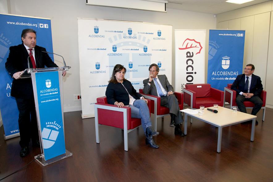 Presentación Proyecto Piloto Familyar Social Service - Imagen de un momento de la presentación donde podemos ver entre otras personas a el alcalde García de Vinuesa.
