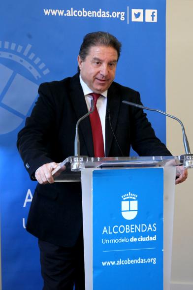 Presentación Proyecto Piloto Familyar Social Service - Imagen de un momento de la presentación de una persona durante la charla.