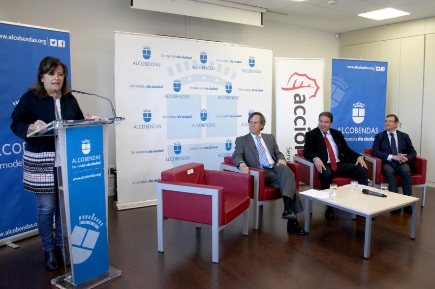 Presentación Proyecto Piloto Familyar Social Service - Imagen de un momento de la presentación de una persona durante la charla.