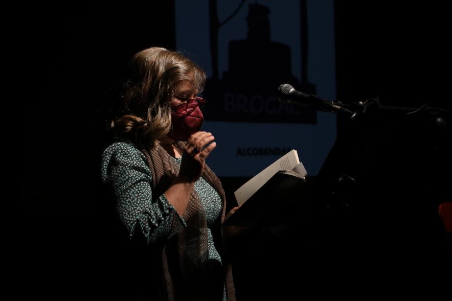 Momento de una participante en la lectura del libro.  