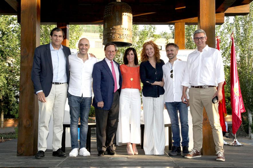Presentación Obra "El Pequeño Libro de los Grandes Valores" - Posado de las autoridades  con la autora.