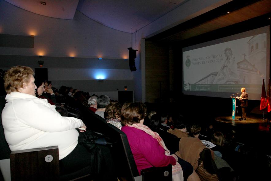 Presentación Fiestas Virgen de la Paz 2019 - Imagen lateral de los asistentes a la presentación y el escenario.