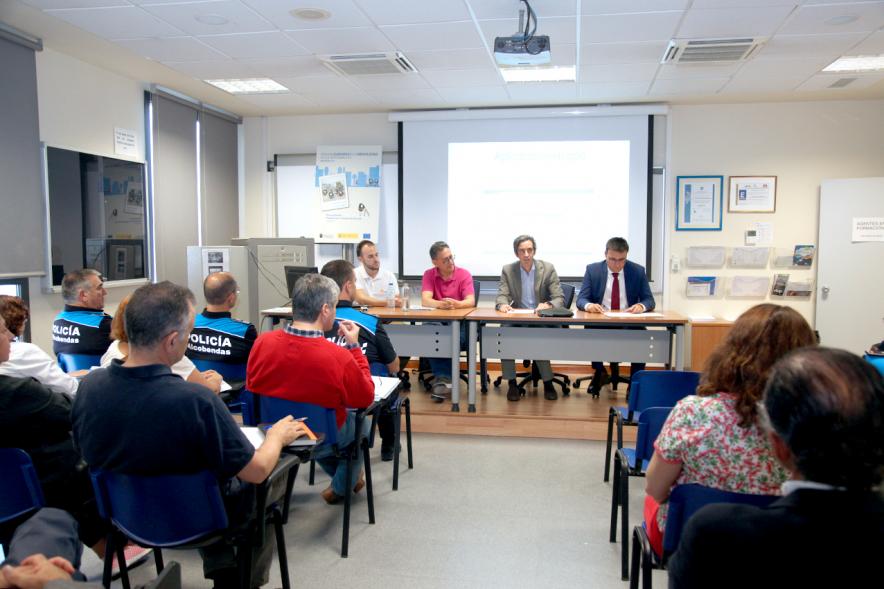 Presentación de la Plataforma de Transporte Escolar -  Imagen general de la sala con los asistentes y la mesa con las autoridades municipales.