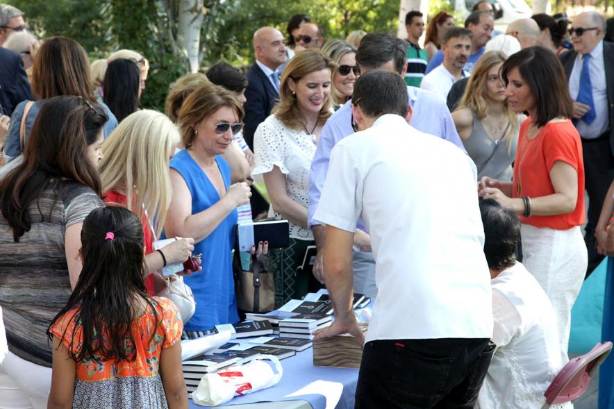Presentación Obra "El Pequeño Libro de los Grandes Valores" -Posado de las autoridades  con la autora.