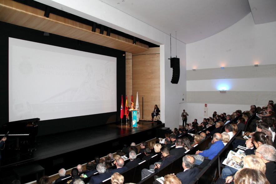 Presentación Fiestas Virgen de la Paz 2019 - Imagen lateral de los asistentes a la presentación y el escenario.
