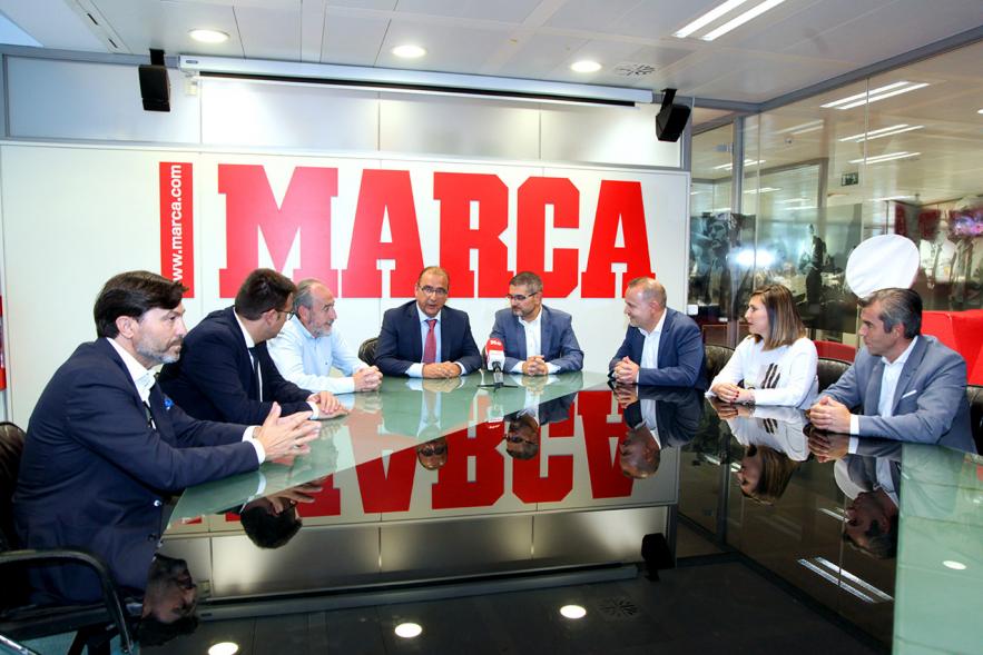 Presentación Madrid International Cup U14 2019 -  Imagen del alcalde Rafael Sánchez Acera en la presentación que se realizó en la sede del diario Marca acompañado de otras personalidades.