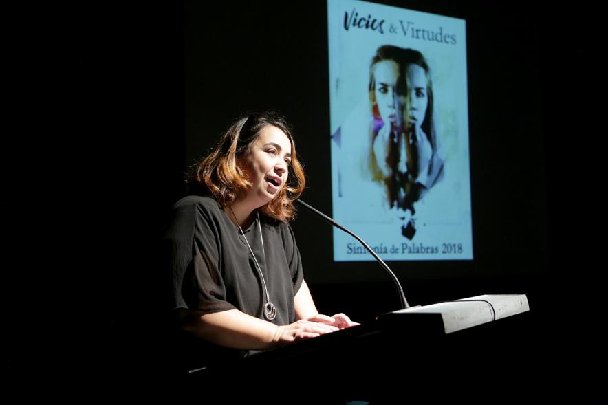Presentación del Libro Sinfonía de Palabras 2018 y Entrega Premio Ganador Certamen MIcrorrelatos - Primer plano de la presentadora del acto.
