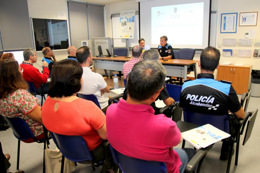 Presentación de la Plataforma de Transporte Escolar - Imagen de la sala, la policía municipal interviene desde  la mesa de ponentes.