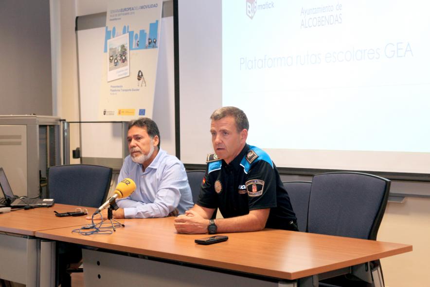 Presentación de la Plataforma de Transporte Escolar - Primer plano  de la mesa de ponentes  con un representante de la policía municipal.