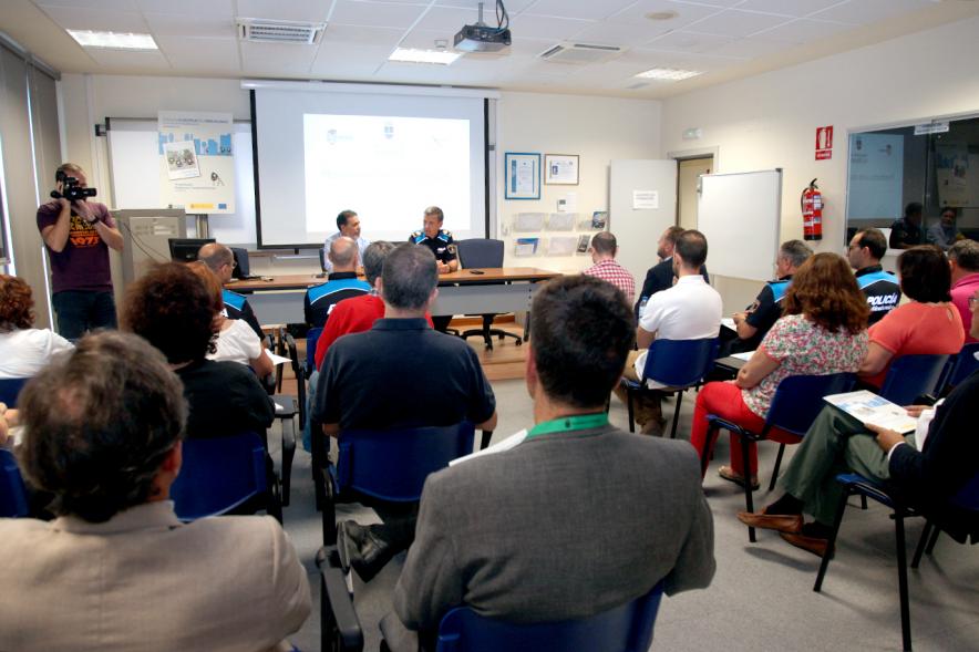 Presentación de la Plataforma de Transporte Escolar -  Imagen posterior de los asistentes y la mesa de ponentes.