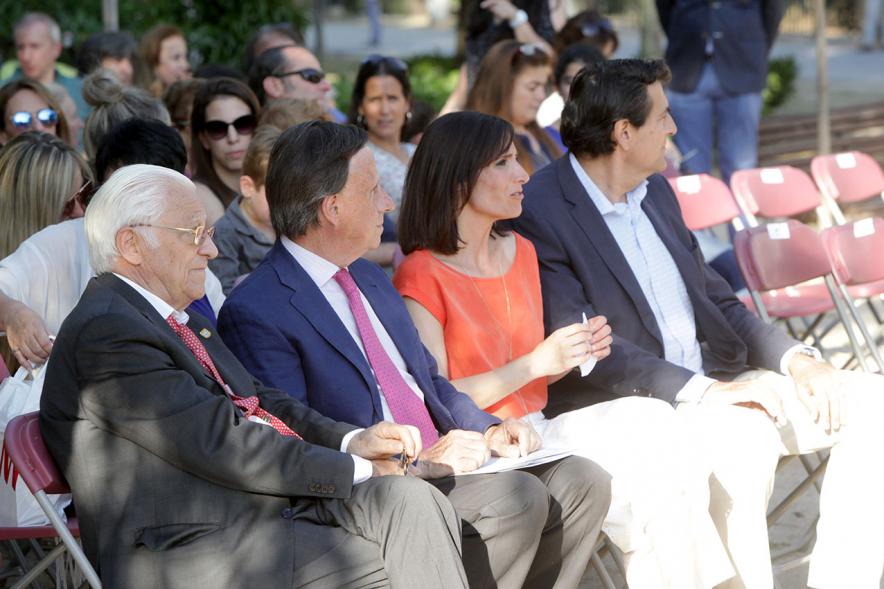 Presentación Obra "El Pequeño Libro de los Grandes Valores" - Imagen de la fila de autoridades y la autora.