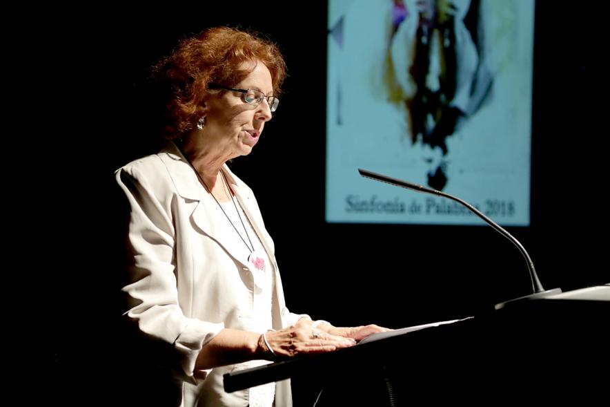 Presentación del Libro Sinfonía de Palabras 2018 y Entrega Premio Ganador Certamen MIcrorrelatos - Primer plano de Angela Pradel,  la ganadora del concurso.