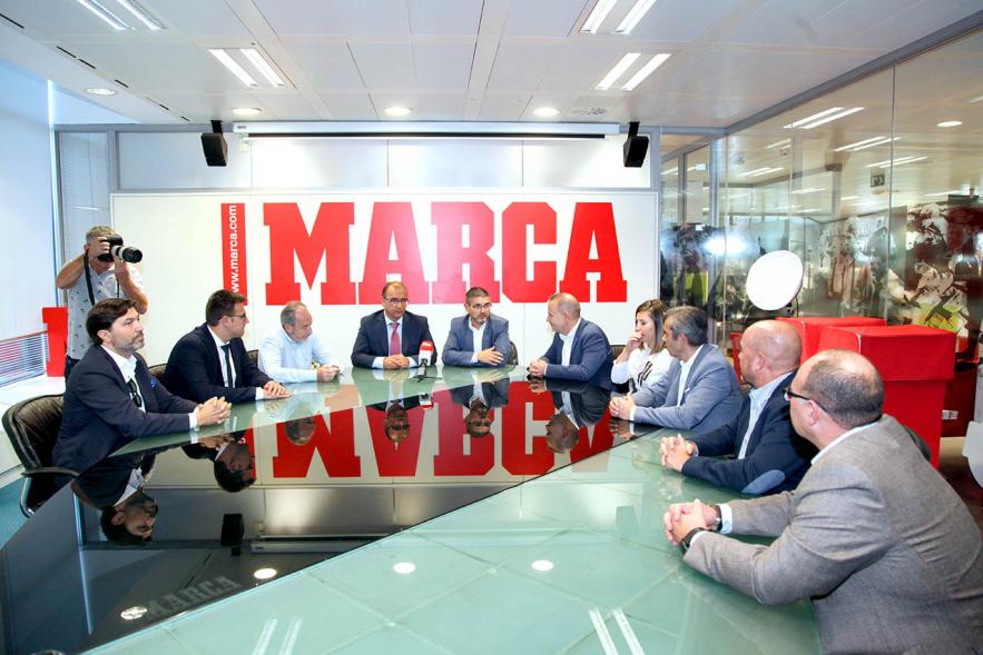 Presentación Madrid International Cup U14 2019 -  Imagen del alcalde Rafael Sánchez Acera en la presentación que se realizó en la sede del diario Marca acompañado de otras personalidades.